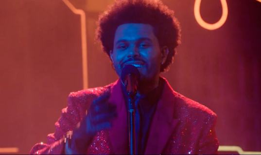 ICÔNICO!!!! The Weeknd arrasa com surra de hits, coreografia e vai pra dentro do palco no Super Bowl VL; assista
