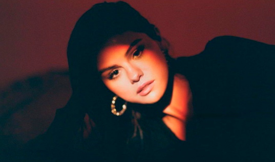 Selena Gomez peita CEOs de rede sociais e exige providências sobre fake news; entenda