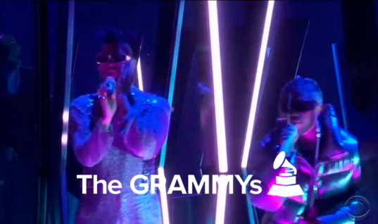 Bad Bunny e Jhay Cortez levam toda a energia latina ao palco do Grammy com o hit “Dakiti”; assista