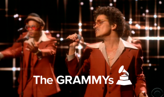 Com Silk Sonic, Bruno Mars e Anderson .Paak transformam o palco do Grammy em um universo de estrelas com “Leave The Door Open”