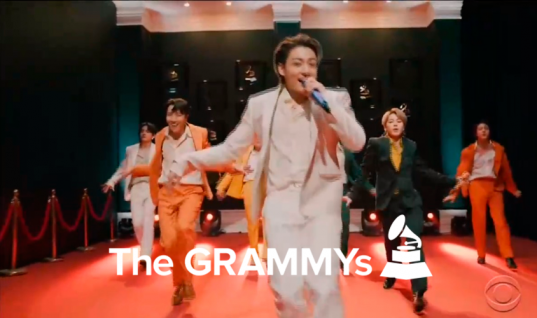 BTS incendeia o palco o Grammy 2021 com performance de “Dynamite”; assista