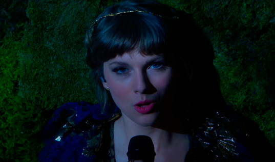 Taylor Swift leva a magia do “folklore” e “evermore” ao palco do Grammy 2021; assista