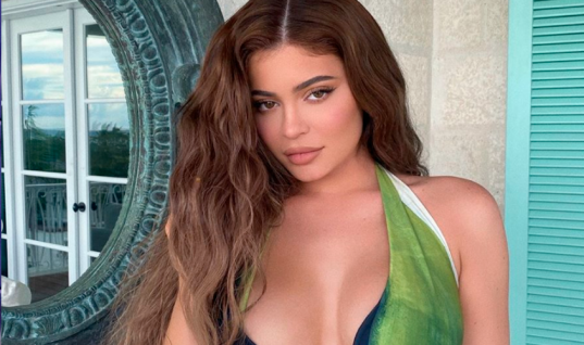 Kylie Jenner explica polêmica sobre doação de U$$ 5 mil para cirurgia de maquiador: “era o valor que faltava”