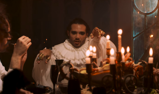 Paolo Ravley serve um banquete para traidores em seu novo super videoclipe, “É Só Me Chamar”