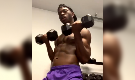 Sem camisa, Lil Nas X exibe boa forma durante malhação; veja vídeo