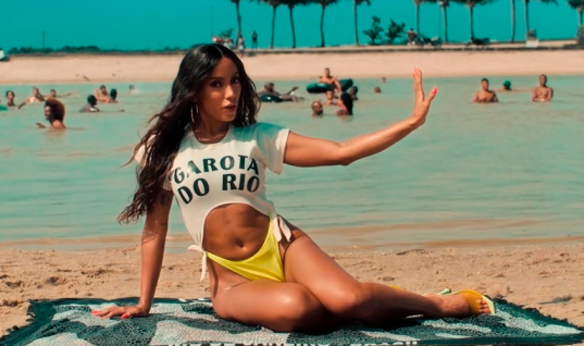 Anitta nos mostra a sua sua visão plural do Rio de Janeiro no clipe de “Girl From Rio”; assista