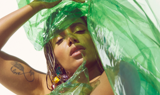 Anitta revela detalhes videoclipe de “Girl From Rio” e fala sobre o novo álbum