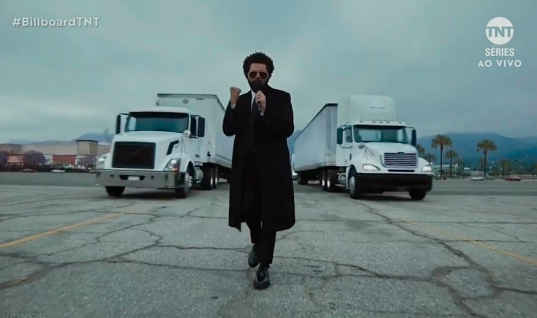 The Weeknd faz performance motorizada do hit “Save Your Tears” no BBMA; assista