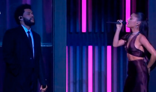 The Weeknd e Ariana Grande abrem o iHeartRadio Music Awards com a primeira performance do remix de “Save Your Tears”; assista