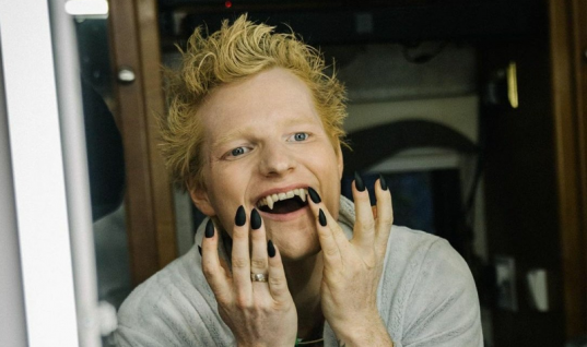Ed Sheeran divulga trecho de “Bad Habits” e mostra elenco do clipe caracterizado como vampiros