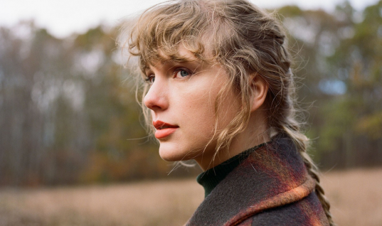 Taylor Swift ocupa o primeiro lugar na lista de artistas que mais venderam em 2021 no Reino Unido; confira