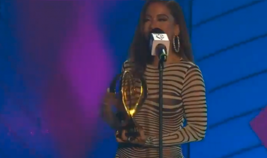 Anitta recebe prêmio de “Mejor Artista Región Sur” no Premios Heat; veja vídeo