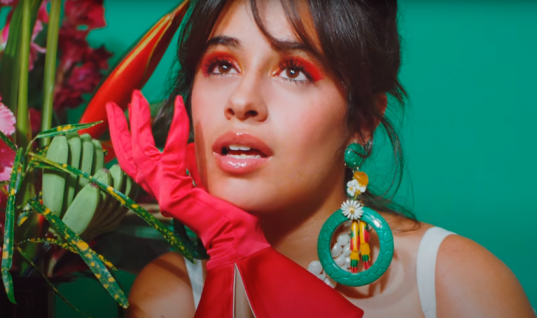 Camila Cabello é uma milionária chique em “Don’t Go Yet”; assista agora