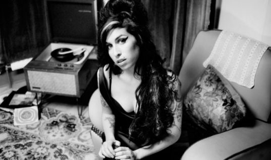 Dez anos após a morte da cantora Amy Winehouse, amigo revela os últimos anos de vida de Amy