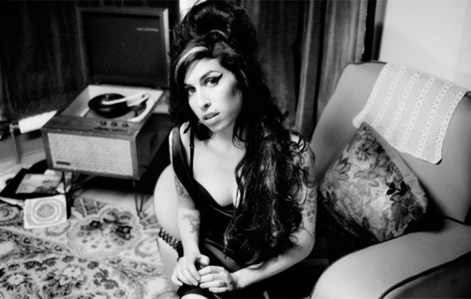 Dez anos após a morte da cantora Amy Winehouse, amigo revela os últimos anos de vida de Amy