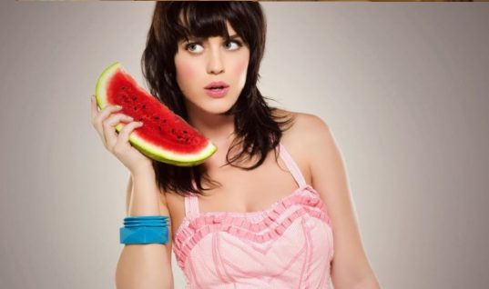 “I Kissed A Girl” de Katy Perry, chegou a marca de 400 milhões de plays no Spotify; confira