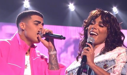Anitta e Lunay incendeiam o palco do Premios Juventud com o hit latino “TODO O NADA”; assista