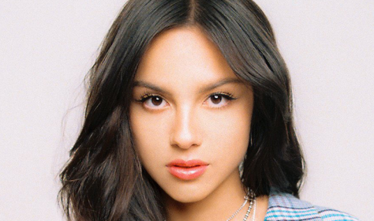 Olivia Rodrigo retoma o topo da Billboard 200 com o poderoso “SOUR”