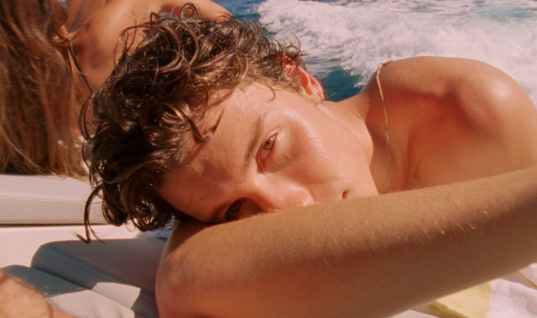 Shawn Mendes se diverte na Espanha no clipe de “Summer Love”, sua parceria com Tainy; assista