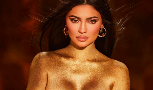 Banhada no ouro, Kylie Jenner anuncia nova coleção luxuosa e domina redes sociais; veja fotos