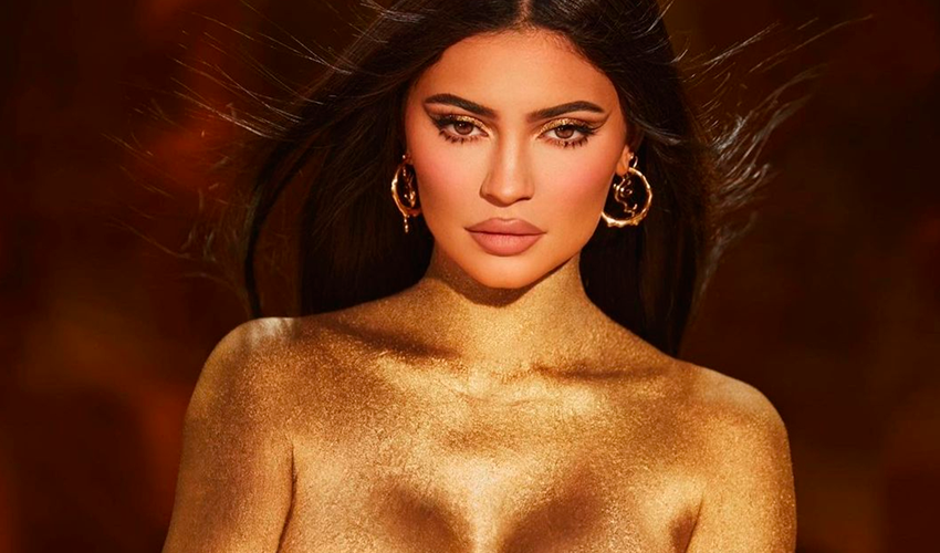 Banhada no ouro, Kylie Jenner anuncia nova coleção luxuosa e domina redes sociais; veja fotos