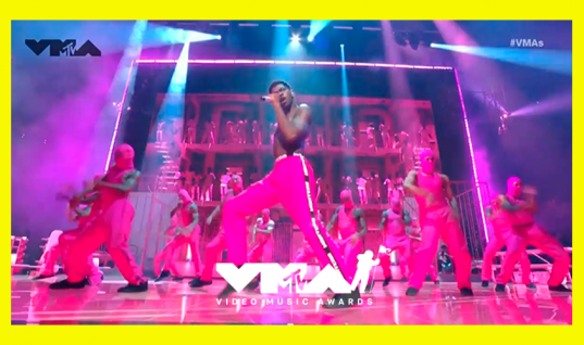 Lil Nas X faz história em performance inesquecível direto do palco do VMA 2021; assista