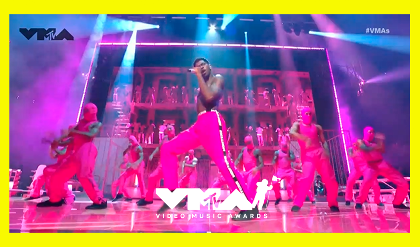 Lil Nas X faz história em performance inesquecível direto do palco do VMA 2021; assista