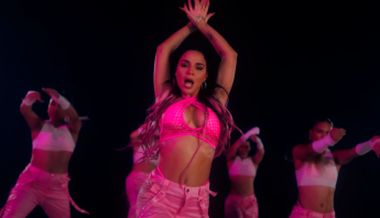 Izzy La Reina lança dance video poderoso para "BOY TOY"; assista