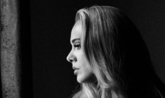 Depois de anos de espera, Adele está de volta com seu novo single, “Easy On Me”; assista