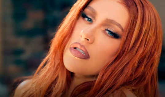 Christina Aguilera divulga o clipe de seu novo single em espanhol, “Somos Nada”; assista