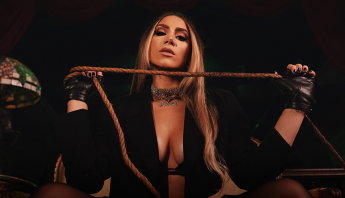 Inspirada em "Burlesque", MABBI lança videoclipe poderoso para "Câmera Lenta"