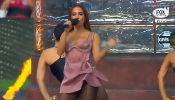 Anitta apresenta "Bola Rebola", "Me Gusta" e "Combatchy" na abertura da final da Copa Libertadores; assista