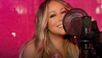 Mariah Carey se junta a Khalid e Kirk Franklin no clipe do single natalino "Fall In Love At Christmas"; assista