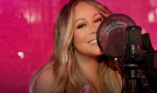Mariah Carey se junta a Khalid e Kirk Franklin no clipe do single natalino “Fall In Love At Christmas”; assista