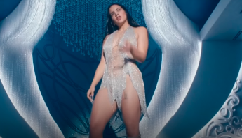 Rosalía e The Weeknd esbanjam sensualidade no clipe de seu novo single, "La Fama"; assista