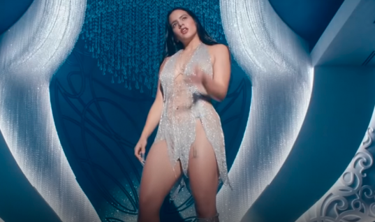 Rosalía e The Weeknd esbanjam sensualidade no clipe de seu novo single, “La Fama”; assista
