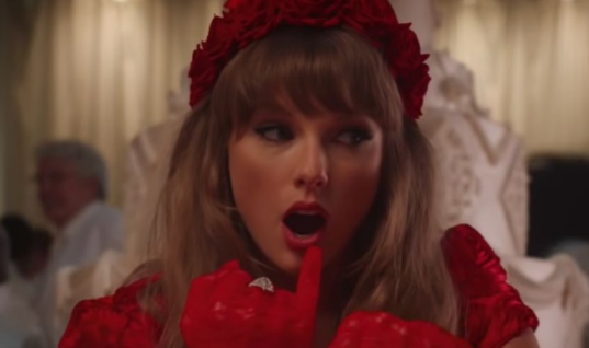 A indústria da música: Taylor Swift coloca sua versão do “Red” no topo da Billboard 200 com novos recordes