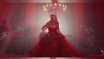 Deixando a era "Red" mais ardente, Taylor Swift lança o icônico videoclipe de "I Bet You Think About Me"; assista