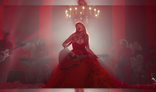 Deixando a era “Red” mais ardente, Taylor Swift lança o icônico videoclipe de “I Bet You Think About Me”; assista