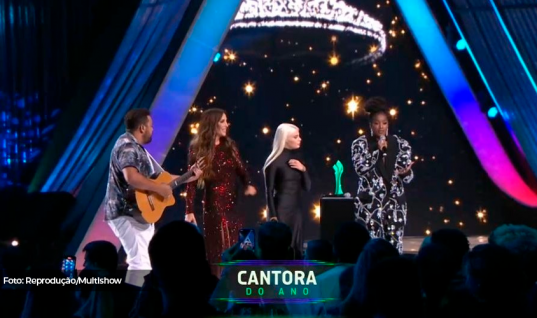 Iza, Luísa Sonza e Ivete Sangalo fazem homenagem memorável à Marília Mendonça no palco do Prêmio Multishow 2021