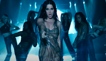 Katy Perry e Alesso estão eletrizantes e dançantes no super videoclipe de "When I'm Gone"; assista