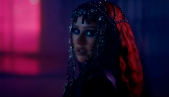 ELA SOLTOU TUDO! Christina Aguilera anuncia álbum "La Fuerza" e poderoso clipe para "Santo"; veja detalhes