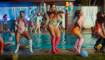 Inspirada em Katy Perry e Ariana Grande, MABBI convoca todo mundo pra dançar em "Terremoto"; assista