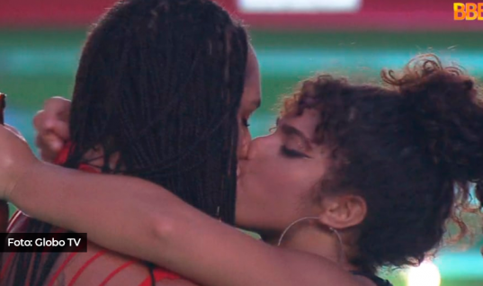 ISSO É QUE É BEIJO: Linn da Quebrada e Maria protagonizam beijão durante festa do BBB 22