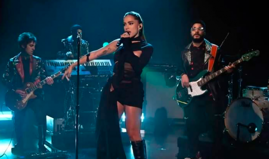 Com pegada rock, Anitta faz performance ao vivo de “Boys Don’t Cry no programa de Jimmy Fallon