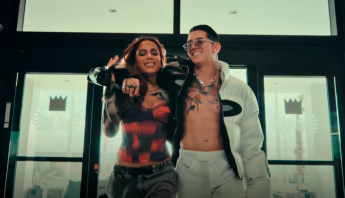 Lenny Tavárez e Anitta estão apaixonados no videoclipe de "QUE VAMO' HACER?"; assista