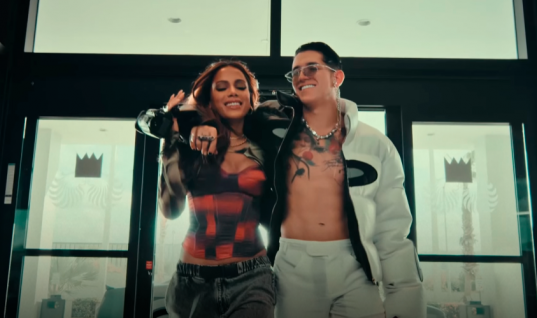 Lenny Tavárez e Anitta estão apaixonados no videoclipe de “QUE VAMO’ HACER?”; assista