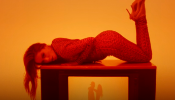 Com muita sedução, Anitta e Justin Quiles lançam nova versão do clipe de "Envolver (Remix)"; assista