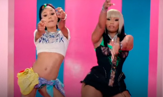 Coloridas e debochadas, Coi Leray e Nicki Minaj estão tocando o terror em videoclipe de “Blick Blick”; assista