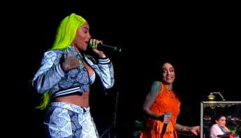 Em plena polêmica de censura no Lollapalooza, Kehlani convida Ludmilla para o palco e canta "Verdinha"